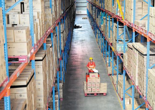 图为招商局物流集团湖南的仓库内,工人在搬运货物.